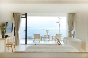 Γενική θέα στη θάλασσα ή θέα στη θάλασσα από  αυτό το δωμάτιο σε οικογενειακή κατοικία