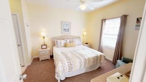 Royal Poste Unit 2804 في صن سيت بيتش: غرفة نوم بسرير أبيض ونافذة