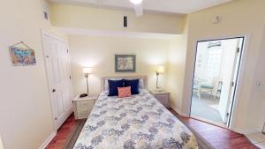 Royal Poste Unit 2804 في صن سيت بيتش: غرفة نوم عليها سرير ومخدات زرقاء