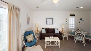 Royal Poste Unit 2804 في صن سيت بيتش: غرفة معيشة مع أريكة وطاولة