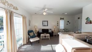 Royal Poste Unit 2804 في صن سيت بيتش: مطبخ وغرفة معيشة مع أريكة