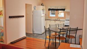 Kuchyň nebo kuchyňský kout v ubytování Aberdeen 2 - 112 Lamont Street- Across from river,