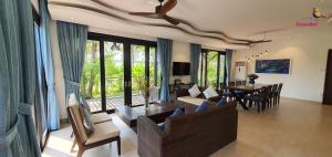 Μια τηλεόραση ή/και κέντρο ψυχαγωγίας στο Sunny Hut Villa - Phu Quoc