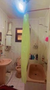 Ένα μπάνιο στο Quiet Private Room with Kitchen Access , Perfect for Travelers