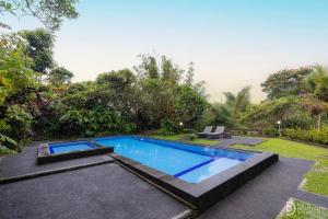 ウブドにあるタマン インドラキラの庭のスイミングプール像