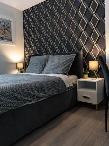 En eller flere senge i et værelse på LuxCity Apartment