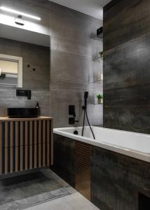 Et badeværelse på LuxCity Apartment