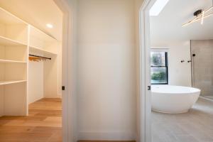 Ένα μπάνιο στο Modern Renovated Home