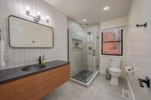 Ένα μπάνιο στο Modern Renovated Home