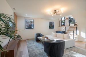 Χώρος καθιστικού στο Modern Renovated Home