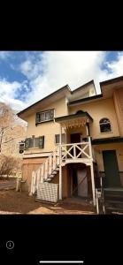 Το κτήριο όπου στεγάζεται  η παραθεριστική κατοικία +4 φωτογραφίες