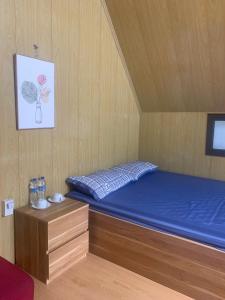 Ένα ή περισσότερα κρεβάτια σε δωμάτιο στο Tropical Forest Homestay +11 φωτογραφίες