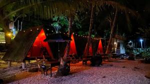 Alfonsa Tent Ground - Camp By The Sea في أوسلوب: مجموعة من الخيام على الشاطئ في الليل +14 صورة