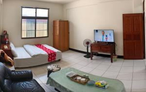 TV a/nebo společenská místnost v ubytování 山頂洞人