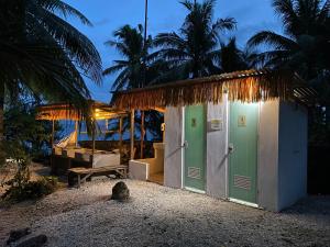 Una pequeña choza en la playa por la noche en Alfonsa Tent Ground - Camp By The Sea, en Oslob