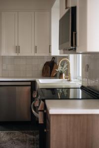 Afbeelding uit fotogalerij van Luxury Lakefront Retreat Spa Beach Ski in Sainte-Agathe-des-Monts