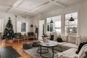 Afbeelding uit fotogalerij van Luxury Lakefront Retreat Spa Beach Ski in Sainte-Agathe-des-Monts +58 foto's