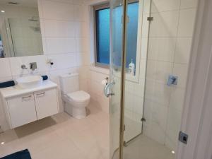 Koupelna v ubytování A Hidden Gem + 32 fotografií