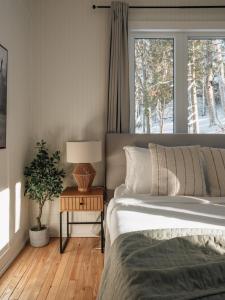 Afbeelding uit fotogalerij van Luxury Lakefront Retreat Spa Beach Ski in Sainte-Agathe-des-Monts