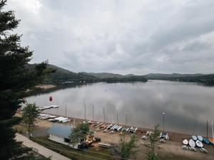 Afbeelding uit fotogalerij van Luxury Lakefront Retreat Spa Beach Ski in Sainte-Agathe-des-Monts