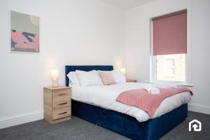 Postel nebo postele na pokoji v ubytování Vacant Nests The Fredrick Close To Sea Front