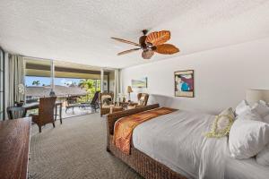Un dormitorio con una cama y un ventilador de techo. en Eldorado E204 · EL E204 Lanai with View Pool AC Beach Cabana Gym, en Kaanapali 42 fotos más