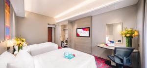 una habitación de hotel con una cama y un escritorio en Royal Plaza on Scotts, en Singapur