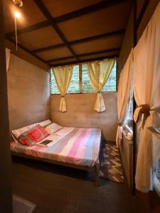 Ένα ή περισσότερα κρεβάτια σε δωμάτιο στο Lola Sayong Duwa Dwelling