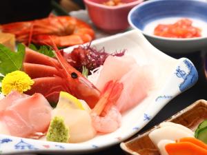 einen Teller mit Garnelen und anderen Lebensmitteln in der Unterkunft マリンホテルハマナス in Joetsu