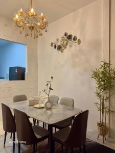 mesa de comedor con sillas y lámpara de araña en Wanley Hstay Beaufort, en Beaufort