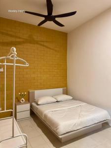 Un dormitorio con una cama con ventilador de techo. en Wanley Hstay Beaufort, en Beaufort