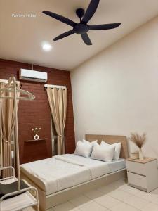 ein Schlafzimmer mit einem Bett mit Deckenventilator in der Unterkunft Wanley Hstay Beaufort in Beaufort + 7 Fotos