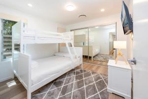 En eller flere senge i et værelse på Lux Beach Front Apartment + 11 billeder