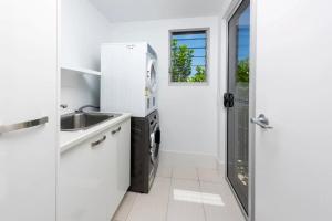 Køkken eller tekøkken på Lux Beach Front Apartment