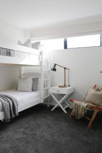 Giường trong phòng chung tại Spacious Home close to City, With Free Parking