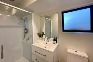 Phòng tắm tại Spacious Home close to City, With Free Parking +18 ảnh