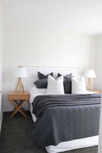 Giường trong phòng chung tại Spacious Home close to City, With Free Parking