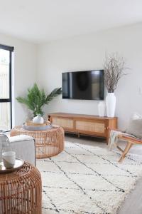 TV/trung tâm giải trí tại Spacious Home close to City, With Free Parking