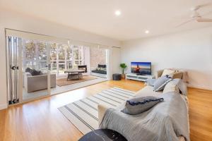 Et opholdsområde på Lux Beach Front Apartment