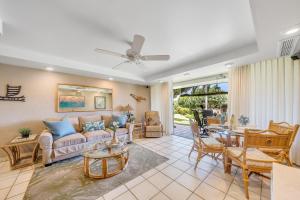 Χώρος καθιστικού στο Eldorado D106 · EL D106 Relaxing Kaanapali Condo w Pool AC Beach