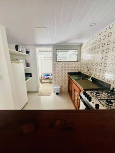 a kitchen with a stove and a counter top at Casa Canto de Geribá, 10 min da Praia in Búzios