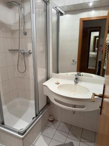 Ένα μπάνιο στο Gästehaus & Monteurzimmer Reichenbach an der Fils