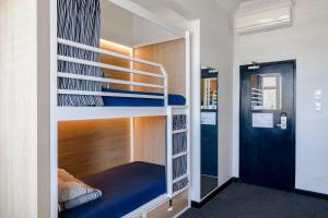 Кровать или кровати в номере Wake Up! Bondi Beach +68 фотографий