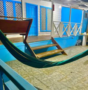 een hangmat in het midden van een kamer bij Ita Ita Casitas Playa Punta Uva in Punta Uva