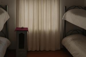 una camera con 2 letti a castello e un tavolo rosso di Blue house St a Buenos Aires Altre 5 foto