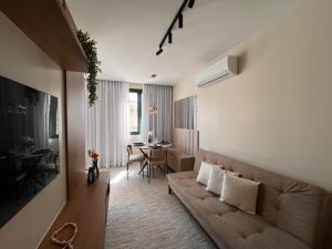 salon z kanapą i stołem w obiekcie Luxurious studio next to Confeitaria Colombo w mieście Rio de Janeiro