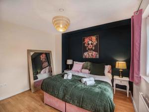 een slaapkamer met een groot bed en een spiegel bij Contractor ready Homes Secure Parking in Middleton