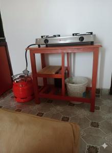 uma mesa com um fogão em cima em Haven em Mombaça