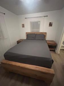 una camera da letto con un letto grande in una stanza di Beach 2BR Villa Sleeps 4 Trendy & Luxe a Pompano Beach Altre 13 foto