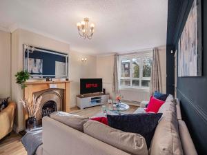 Μια τηλεόραση ή/και κέντρο ψυχαγωγίας στο Contractor ready Homes Secure Parking